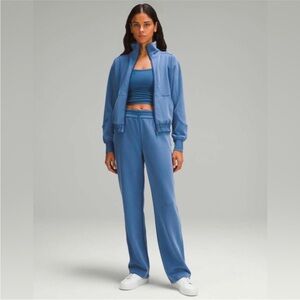 Lululemon $148 Brushed Softstreme Funnel-Neck Zip Up
Pitch Blue size 4